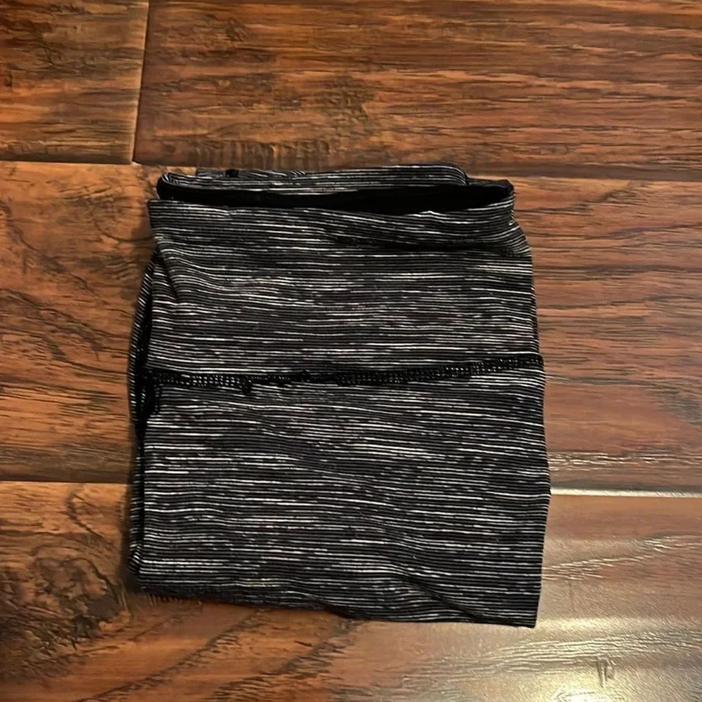 Lululemon Gray Print Design Athletic Cropped Leggings